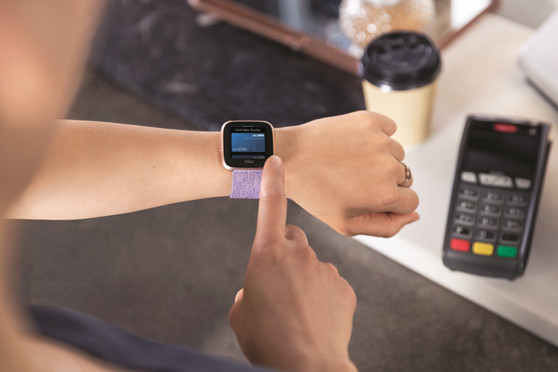 Zdjęcie zegarka Fotbit pay na ręku.